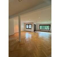 Geräumiges Einfamilienhaus mit großer Garage und Möglichkeit für Einliegerwohnung in Berlin-Kladow.