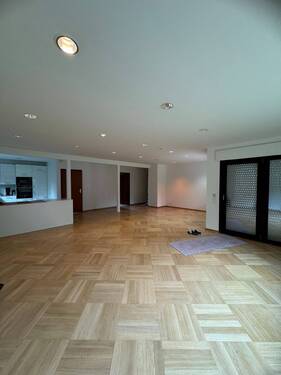 Wohnzimmer mit offener Küche - 7 Zimmer Einfamilienhaus zur Miete in Berlin