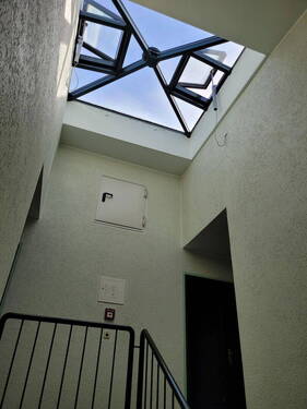 Treppenhaus mit Rauchabzug - 2 Zimmer Mehrfamilienhaus, Wohnhaus in Erftstadt