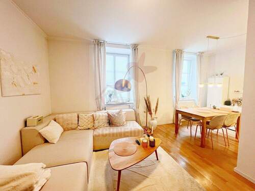 Wohnzimmer I - 2 Zimmer Etagenwohnung zum Kaufen in München