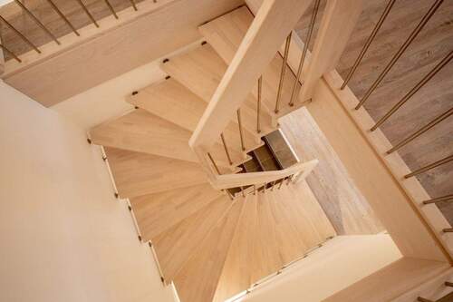 Treppe in den Spitzboden – Beispielabbildung einer Referenzimmobilie des Bauträg - 