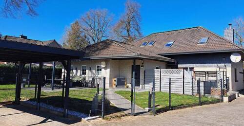 Ansicht mit Carport - Bungalow - Erdgeschoss-Hausteil im Zweifamilienhaus