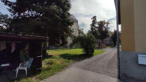 Ansicht hinterer Objekteingang mit Gartenanteil (Carport) und allg. Grünfläche - 