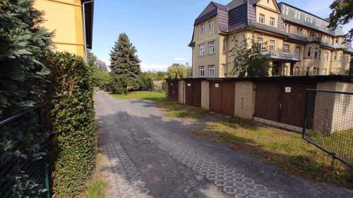 Einfahrt mit Garagengebäude - 