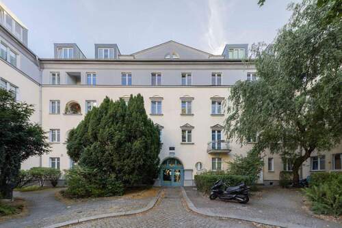 Gebäudeansicht - BEZUGSFREIE 1-ZIMMER-WOHNUNG MIT ALTBAUFLAIR IN BERLIN