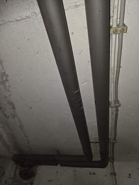 isolierte Leitungen im Keller - 