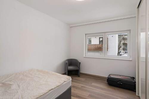 Obergeschosswohnung: Zimmer (2) 14,60m² - 