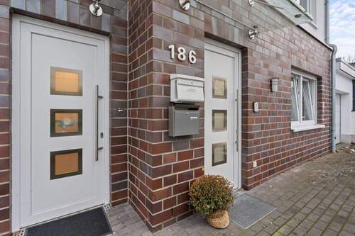 Zwei separate Eingänge: linkd Erdgeschoss, rechts Obergeschoss - 