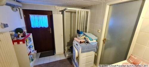 Blick auf die Dusche sowie Aussertür im Keller - 