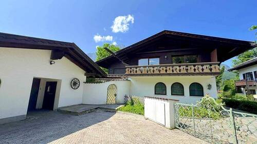 Hof - Stellplätze - 1 Zimmer Mehrfamilienhaus, Wohnhaus in Garmisch-Partenkirchen