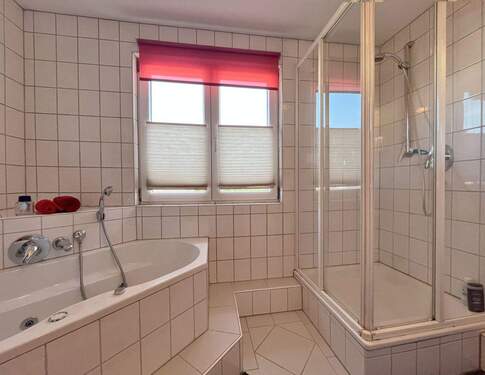 Bad mit Wanne und Dusche - 