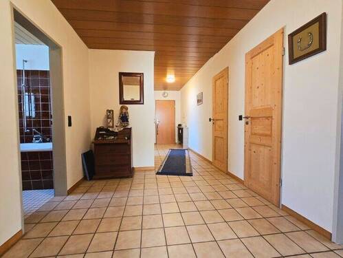 Einladende Diele mit klarer Struktur und direktem Zugang zu allen Wohnräumen. - 3 Zimmer Etagenwohnung zum Kaufen in Langenfeld