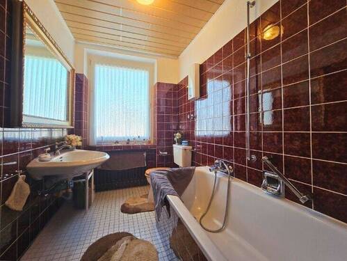 Gepflegtes Badezimmer mit Badewanne – für entspannte Momente im Alltag. - 