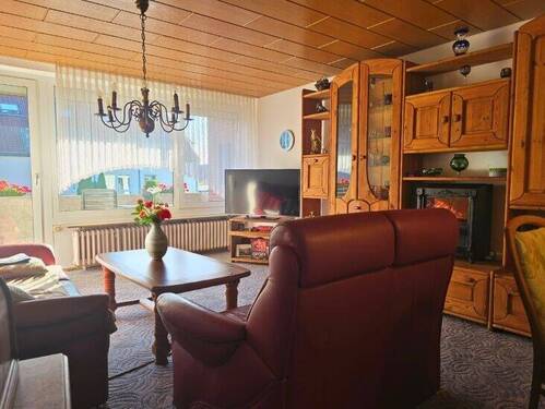 Wohnzimmer mit Zugang zur sonnigen Loggia – ideal zum Entspannen und Wohlfühlen. - 