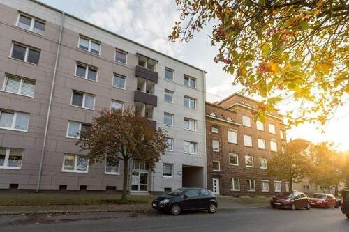 Hausansicht vorne - Modernisierte 3-Zimmer-Wohnung mit zwei Balkonen in Bremerhaven-Lehe!