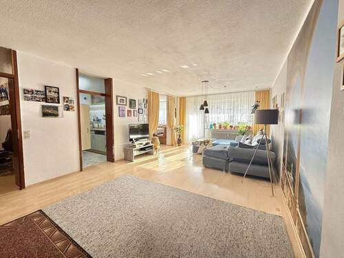 Wohnzimmer - Attraktive Wohnung in Oberderdingen mit Aufzug, Balkon und Top-Raumaufteilung