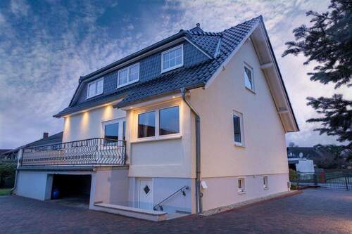 Rückansicht - Familienfreundliches Einfamilienhaus mit großem Garten, Kamin und Garage