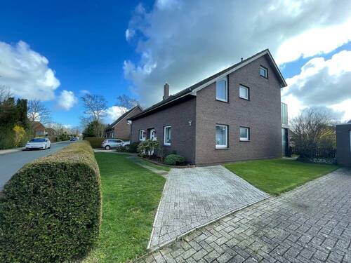 Seitenansicht - 8 Zimmer Mehrfamilienhaus, Wohnhaus zum Kaufen in Schortens / Grafschaft