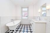 Badezimmer mit Badewanne - 