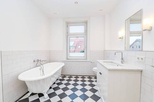 Badezimmer mit Badewanne - 