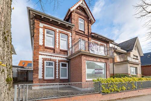 Außen - Provisonsfrei! Ob als Einfamilienhaus oder für Ihr Büro, hier ist massig Platz.