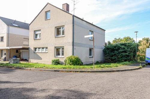 Hausansicht rechts - Einfamilienhaus mit Sanierungsbedarf in Toplage * 8 bis 9 Zimmer möglich * Doppelgarage * 2 Bäder * G-WC