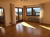 Wohnzimmer - Großzügige, gut geschnittene 3,5 Zimmerwohnung im 3. Obergeschoss mit schöner Fernsicht in Worblingen zu verkaufen