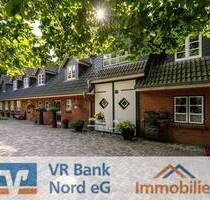 Repräsentatives Landhaus mit Haupt- und Einliegerwohnung sowie Nebengebäuden in schöner Ortsrandlage - Stedesand