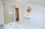 Badezimmer - aktuell - Etagenwohnung mit 76,80 m&sup2; in Mengen zum Kaufen