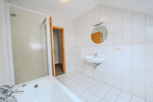 Badezimmer - aktuell - Etagenwohnung mit 76,80 m&sup2; in Mengen zum Kaufen