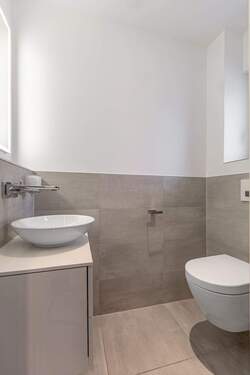 Eingangsbereich WC - Mehrfamilienhaus, Wohnhaus mit 187,00 m² in Eurasburg zum Kaufen