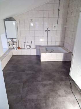 Badezimmer mit neuem Boden - 