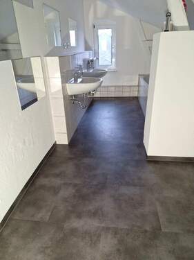 Badezimmer mit neuem Boden - 