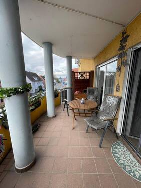 Balkon - Zentral. Modern. Komfortabel - Attraktive 2-Zimmer-Dachgeschosswohnung in Bruchköbe