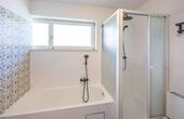 Dusche und Badewanne - 