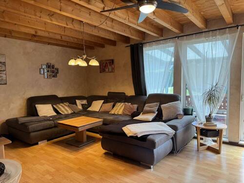 gemütlicher Couchbereich - 4 Zimmer Einfamilienhaus in Spiesheim