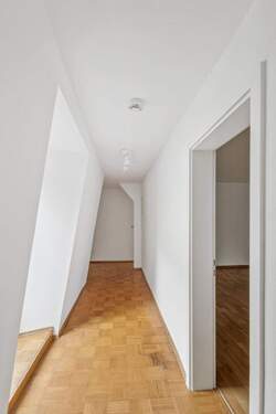 Flur, von dem aus jedes Zimmer zu erreichen ist - Etagenwohnung mit 70,60 m&sup2; in Stuttgart-Mitte zum Kaufen