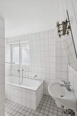 Tageslichtbad mit Badewanne - 