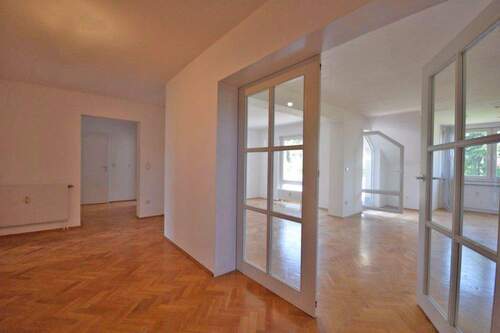 Eingangsbereich - Traumhaft schön im Stadtwald! Sonnig-helle, hausgroße 3½-R.-Komfort-Wohnung mit Dachterrasse