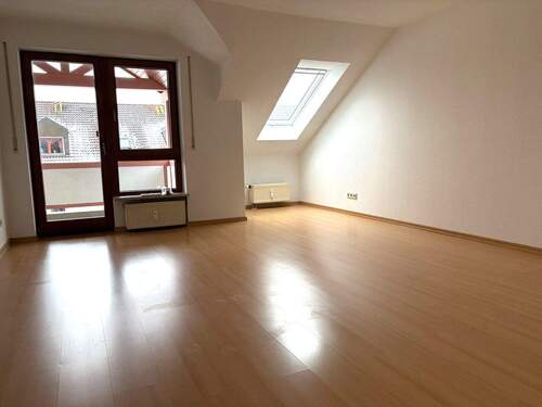 Wohnzimmer.JPG - Rares Angebot: Leerstehende 3-Raum-Wohnung mit Balkon, Speicher, TG-Stellplatz