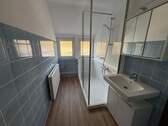 Bad mit Dusche - 