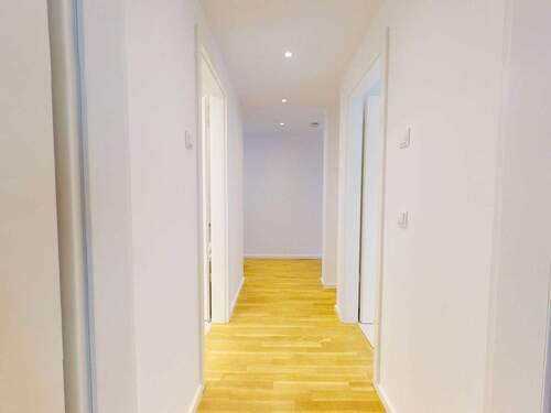 Wohnungsflur mit Spotlights - 