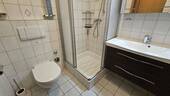 Bad mit Dusche und WC - 