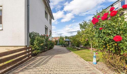 Zufahrt Garten/Garagen - Mehrfamilienhaus, Wohnhaus mit 213,60 m² in Einbeck zum Kaufen