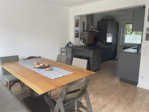 Essbereich mit Blick zur Küche - 