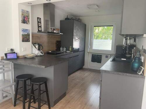 offene Küche mit Sitzgelegenh - 