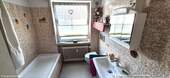 Bad mit Dusche und Wanne - 