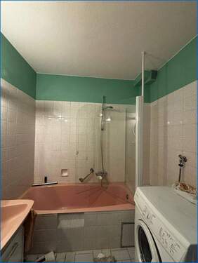 Badezimmer mit Waschmaschinenanschluß - 