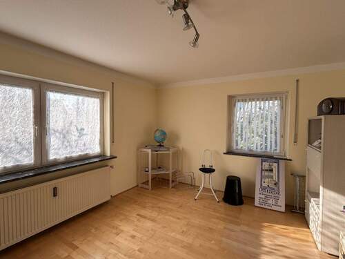 Wohnzimmer im EG - 4 Zimmer Mehrfamilienhaus, Wohnhaus zum Kaufen in Heroldsberg