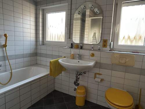 Bad im EG - 4 Zimmer Mehrfamilienhaus, Wohnhaus in Heroldsberg